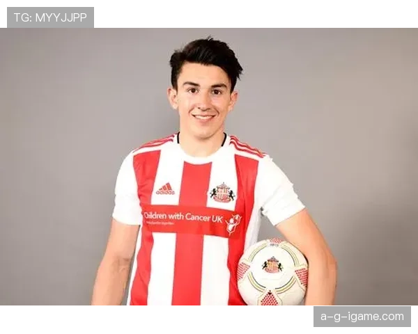 桑德兰新赛季条纹球衣惊艳亮相，誓以出色表现回馈球迷期待