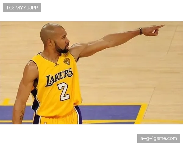 费舍尔无球跑动制造空位，关键三分改变比赛走势