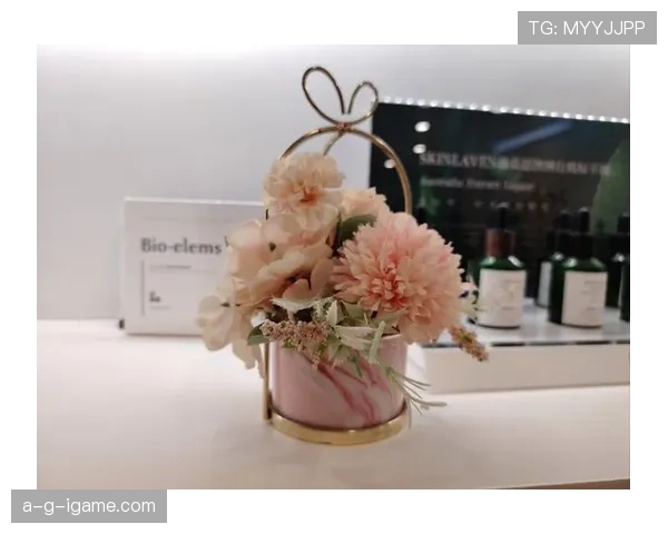 李娜刚发的一张家居照，连她随手的花瓶都比我全家家具档次高