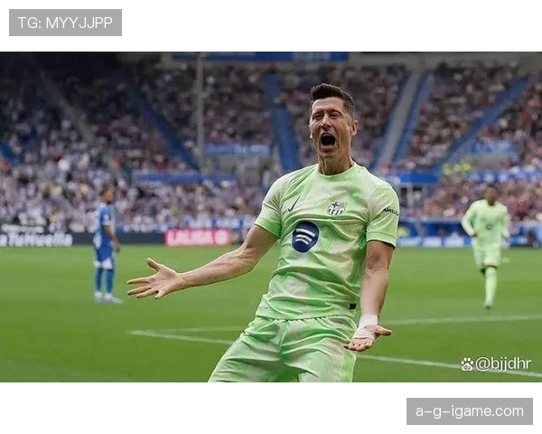 莱万训练完顺手拎走超市半扇牛肉，这自律吃得我连薯片都不敢拆